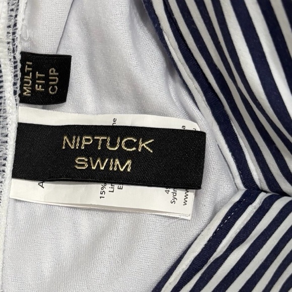 Nip Tuck Swim
Women size 10
Multifit cup
Black white strip
85%Nylon 15%spandex - Picture 6 of 11